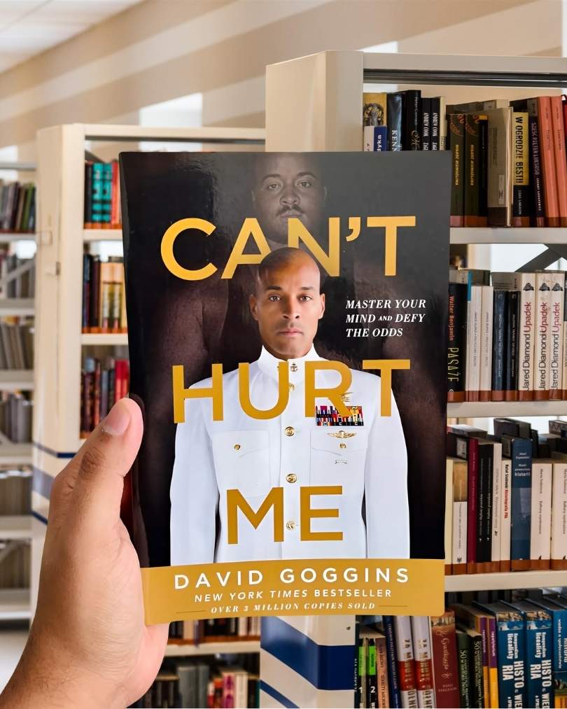 Book cover of Can't Hurt Me by David Goggins featuring a portrait of the author in a white military uniform.